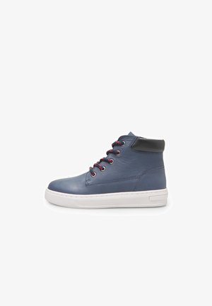 Blauwe leren hoge sneakers met een witte rubberen zool, rode veters en een zwarte accenten op de hak. Beschikt over stiksels en vetertunnels.