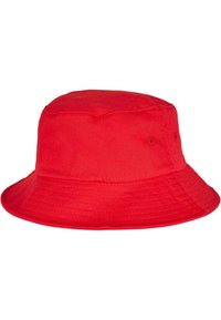 Crvena kapa s širokim rubom, napravljena od mekog materijala, s okruglim vrhom i dva ventilacijska otvora sa strane.