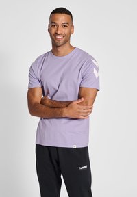 Hummel LEGACY CHEVRON  - T-shirts print - heirloom lilac