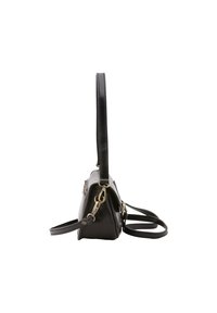 Zwarte leren schoudertas met een gladde textuur, voorzien van een lange schouderband en goudkleurige hardware. Compacte driehoekige vorm met ritssluiting.