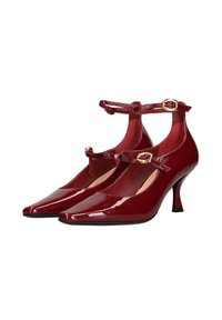 Scarpe con tacco alto in pelle verniciata rossa, con punta affusolata, cinturini per la caviglia e dettagli con fibbia dorata. Presentano un tacco sottile di 7,5 cm e una finitura liscia.