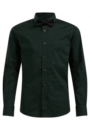 Czarna koszula na guziki z długim rękawem, ozdobiona małymi białymi kropkami, z czarną muszką przy kołnierzu, widoczna kieszonka na piersi z przodu.