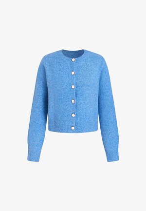 Cardigan en maille bleu avec des manches longues, des poignets et un ourlet côtelés, et six boutons carrés blancs sur le devant.