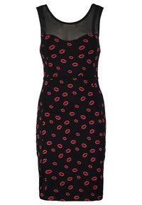 Robe noire ajustée avec un encolure en maille, ornée d'un motif de marques de lèvres rouges, texture lisse et silhouette longueur genou.