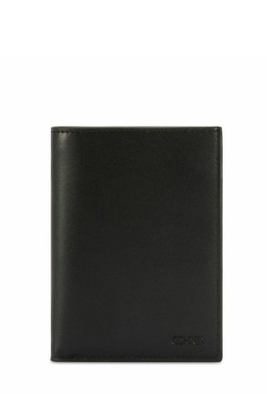 Czarny portfel ze skóry charakteryzuje się gładką fakturą, pionowym prostokątnym kształtem oraz wytłoczonym logo w prawym dolnym rogu.