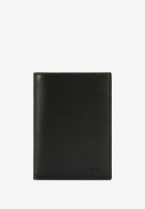 Czarny portfel ze skóry charakteryzuje się gładką fakturą, pionowym prostokątnym kształtem oraz wytłoczonym logo w prawym dolnym rogu.