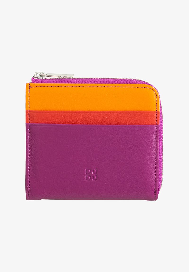 Cartera de cuero con franjas llamativas en naranja, rojo y rosa, con cierre de cremallera. Logotipo grabado en la parte delantera en un tono púrpura a juego.
