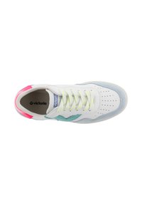 Sneaker bianca con tomaia in pelle e camoscio, caratterizzata da dettagli verdi e rosa, punta perforata e lacci giallo neon. Logo sulla linguetta.