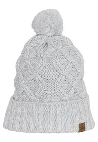 Grå strikket lue med et teksturert kabelmønster og en fluffy pom-pom på toppen. Har ribbestrikket mansjett og en liten merkelapp.