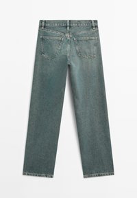 Jeans in denim azzurro chiaro con taglio dritto, design a cinque tasche e lieve sfilacciatura all'orlo, esposti con il retro rivolto verso l'alto.