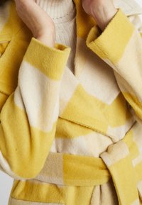 Miss Selfridge Cappotto classico - yellow