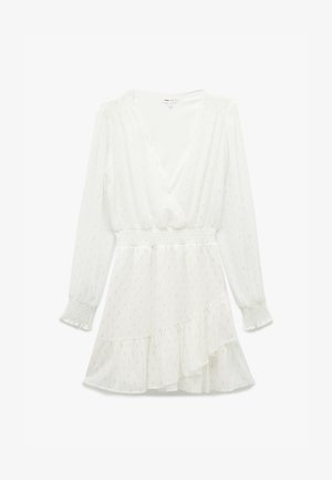 Vestido blanco con mangas largas, escote en V profundo, cintura fruncida, dobladillo con volantes y un delicado patrón texturizado en toda la prenda. Tela ligera y fluida.