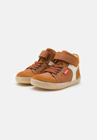 Kickers Korkeavartiset tennarit - camel