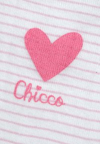 Un tissu rayé rose et blanc présente un grand cœur rose et le mot "Chiccos" en broderie rose, texturé et doux.