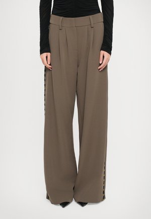 RELAXED HOOKS - Housut - verde