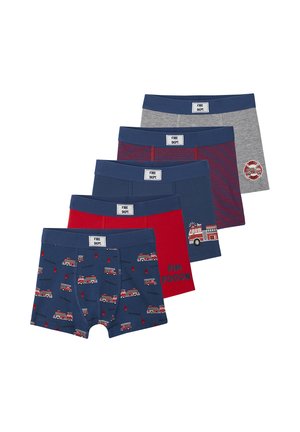Fünf Jungen-Boxershorts mit Feuerwehrthemen, in Blau, Rot und Grau, mit "FIRE DEPT." Aufdrucken auf den Taillenbändern.