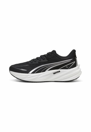 Chaussure de course Puma noir et blanc avec semelle épaisse et rembourrée et marquage Nitro sur le côté, vue de l'extérieur.