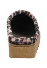 Leopardprint hjemmesko med en blød, tekstureret overdel, åben bagude og en kraftig, prikket tan platformsål.