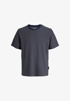 T-shirt à manches courtes rayé bleu marine et blanc, associé à un jean évasé bleu clair et à des chaussures beige à enfiler. Look simple et décontracté.