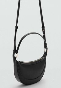 Crna kožna torba preko ramena s zakrivljenim oblikom, s patentnim zatvaračem i podesivim remenom s zlatnim akcentima.