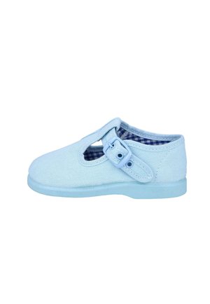 Zapato para bebé azul claro con parte superior de tela, tira lateral con hebilla, recorte cerca de la hebilla y forro interior a cuadros.