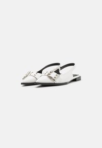 Bele slingback balerinice z namišljenim prstom, ki imajo kovinske zaponke in črno notranjost. Gladek patentiran usnjen material.