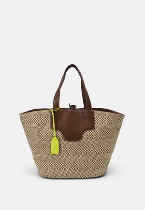 Sac fourre-tout tissé à carreaux marron et beige avec garniture supérieure et poignées en cuir marron, doté d'une étiquette suspendue jaune-vert.