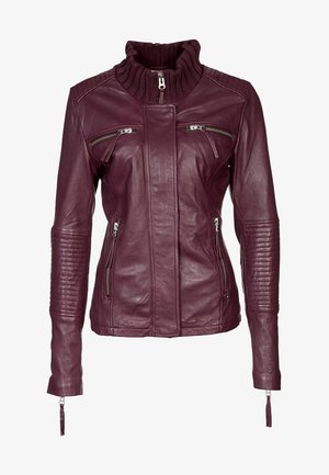 Chaqueta de cuero burdeos con un alto cuello acanalado, bolsillos con cremallera, acentos acolchados en las mangas y herrajes plateados. Textura suave.