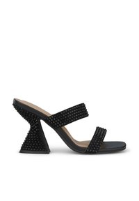Zwarte hoge sandalen met twee brede banden met gestructureerde studs, een open teen en een uniek hoekig hakk ontwerp. Glad, matte afwerking.