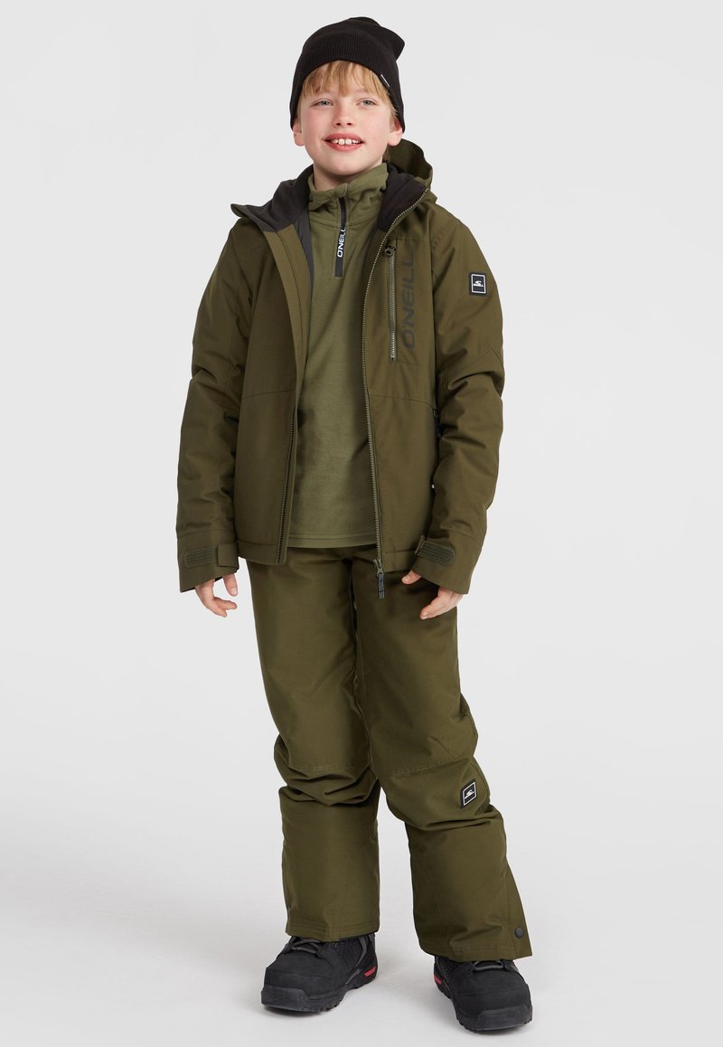 Veste et pantalon isolés vert olive, avec une fermeture éclair sur le devant, des accents de logo et un bonnet. Adapté aux activités par temps froid.