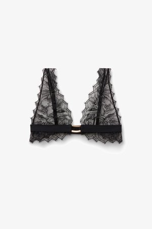 Bralette en dentelle noire avec motif floral, bords festonnés, larges bretelles et un fermoir central doré sur fond blanc.