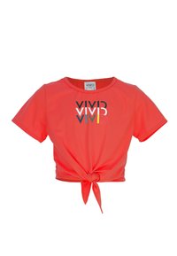 Koralna skrajšana majica iz gladkega materiala ima design z vozlom spredaj in bold, večbarvni grafični tisk "VIVID".