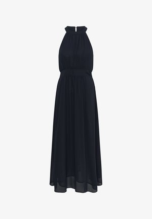 Zwarte mouwloze maxi-jurk met hoge hals, taille die wordt benadrukt, vloeiende rok en een sluiting met knopen aan de achterkant op een witte achtergrond.