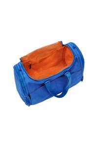 Sac de voyage bleu avec un extérieur texturé, un intérieur orange, des poignées doubles et une fermeture éclair. Grand compartiment principal avec une poche.