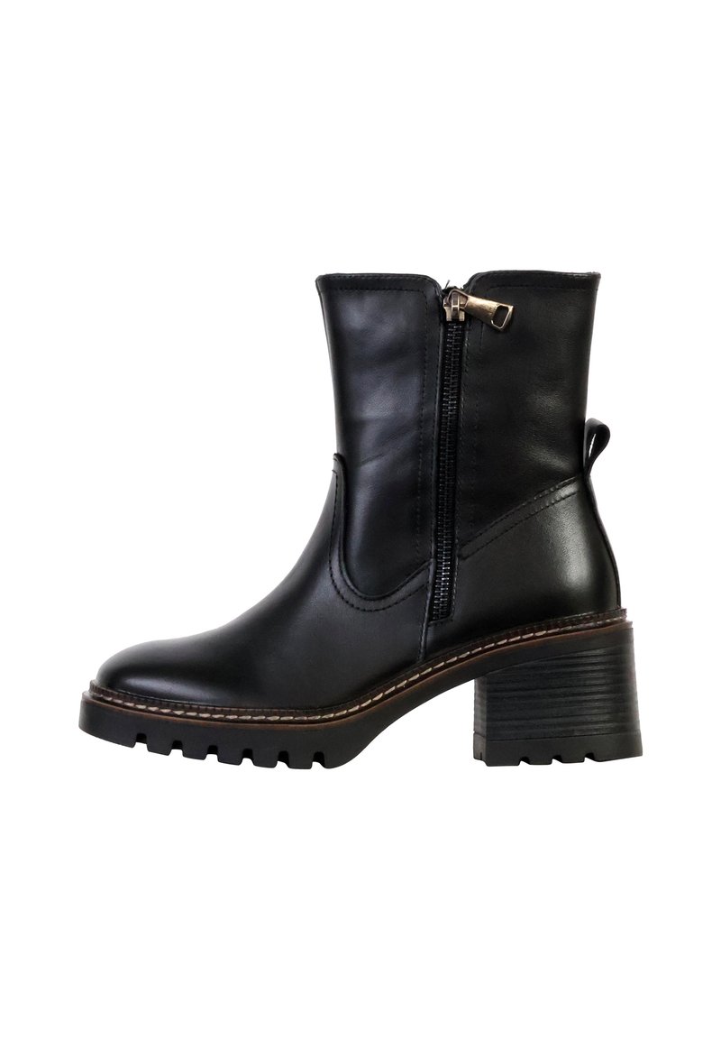 Zwarte leren enkelboot met een zijrits, ronde neus en een getextureerde blokhak. Heeft contrasterende stiksels en een lus achteraan.