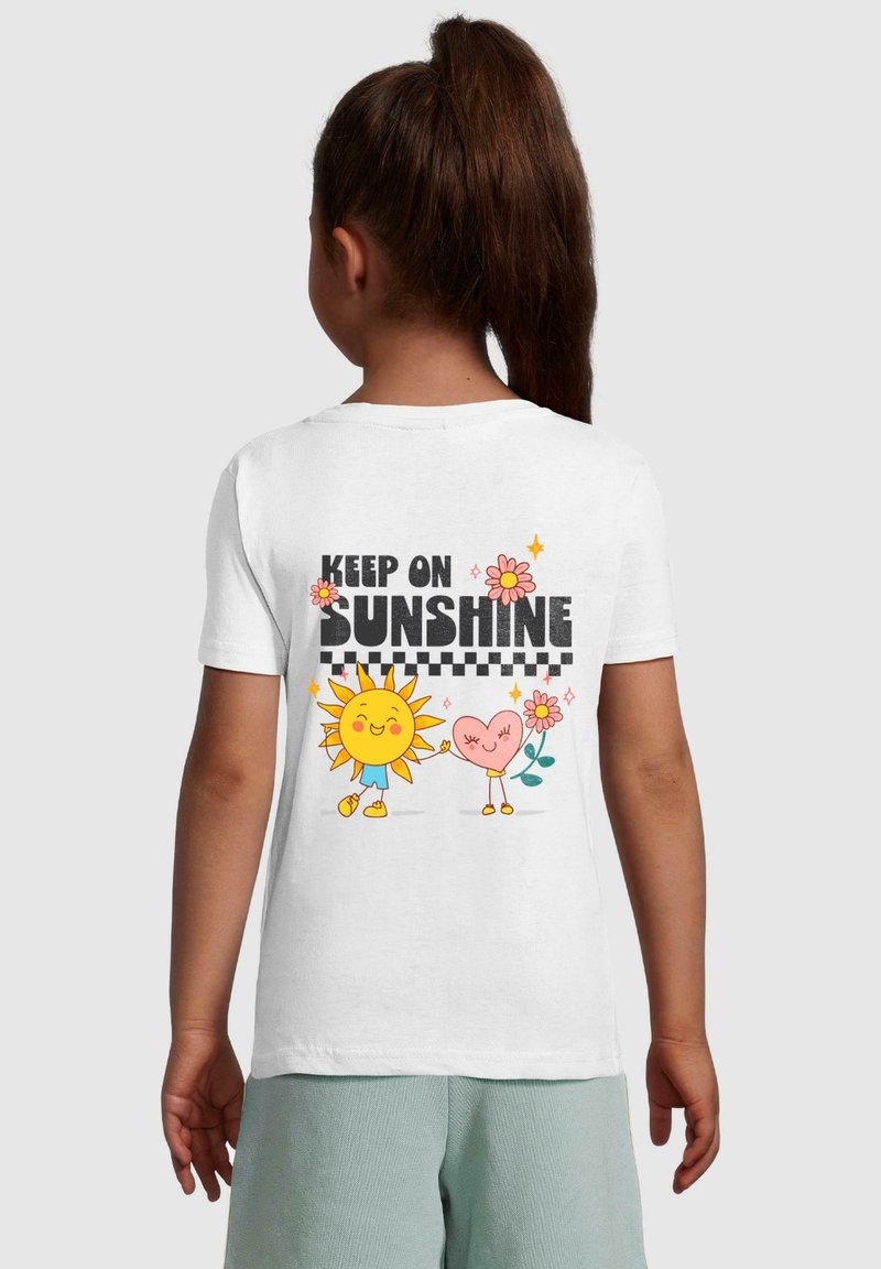 Witte katoenen t-shirt met een kleurrafische afbeelding op de achterkant van een zon, een hart, bloemen en de tekst "KEEP ON SUNSHINE."