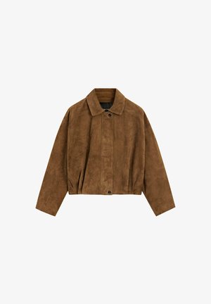 Brązowa zamszowa krótka kurtka z długimi rękawami, kołnierzem i przednim zapięciem na guziki na białym tle.