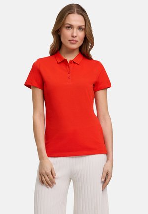 Rotes Baumwoll-Polohemd mit Kragen, Knopfleiste und kurzen Ärmeln, kombiniert mit weißen gerippten weiten Hosen. Einfaches Design, keine Muster.