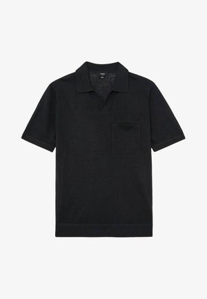 Schwarzes kurzärmeliges Strick-Poloshirt mit offenem Kragen und aufgesetzter Brusttasche, dargestellt auf weißem Hintergrund.