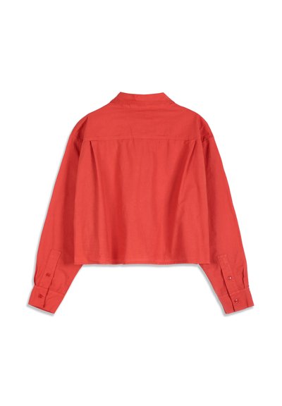 Chemise rouge courte à manches longues avec poignets boutonnés et petit col montant, vue de dos sur fond blanc.