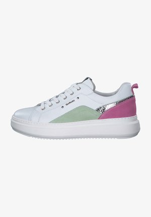 Witte leren sneakers met een groene suede accent en een roze synthetische hiel, voorzien van metalen details en een getextureerde rubberen zool.