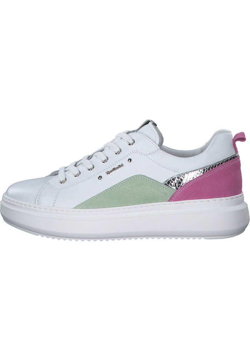 Hvide lædersneakers med grøn suede-detalje og pink syntetisk hæl, samt metalliske detaljer og en tekstureret gummisål.