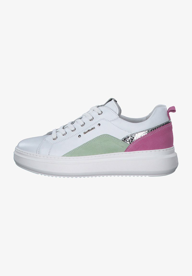 Sneaker bianche in pelle con accento in suede verde e tacco sintetico rosa, con dettagli metallici e suola in gomma texturizzata.