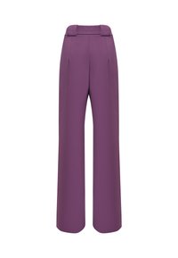 Pantalons à jambes larges en tissu violet uni. Ils présentent une taille plate avec deux coutures horizontales et des plis à l'avant pour une forme supplémentaire.