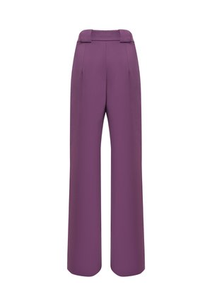 Pantalons à jambes larges en tissu violet uni. Ils présentent une taille plate avec deux coutures horizontales et des plis à l'avant pour une forme supplémentaire.