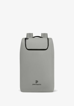 Mochila rectangular gris con solapa de cremallera negra, correas de hombro acolchadas y logo "pactastic" centrado en la parte frontal.