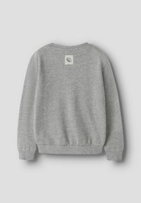 Grijze sweatshirt met een ronde halslijn, ribgebreide manchetten en zoom. Heeft een patch met een bladontwerp op de achterkant. Gemaakt van zachte stof.