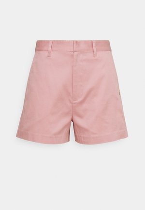 Lyserøde skræddersyede dameshorts med bæltestropper, forreste søm og lige kant mod en hvid baggrund.