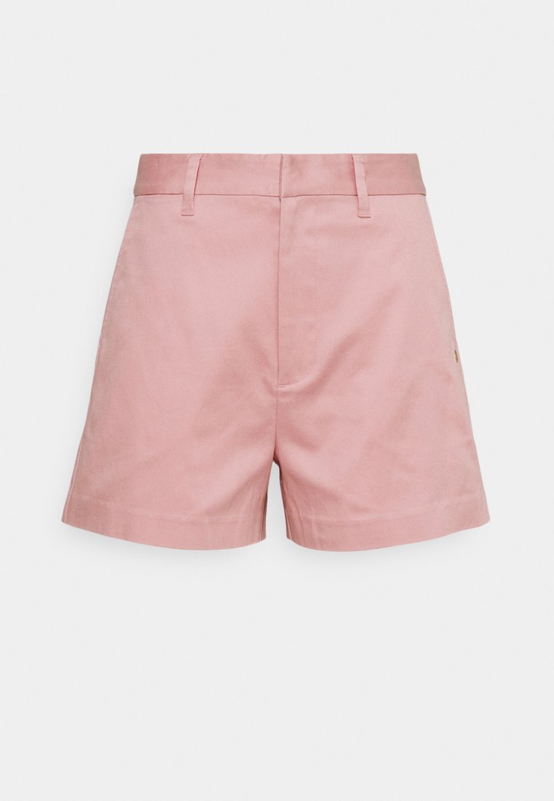 Shorts féminins cintrés rose clair avec passants de ceinture, couture avant et ourlet droit sur fond blanc.