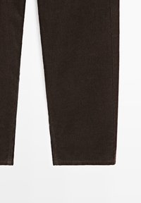 Pantalon en velours côtelé marron avec texture côtelée verticale, coupe droite. L'ourlet est proprement fini sans couture visible ni ornements.